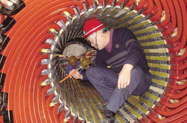 押注游戏吴高治、刘长安、张卫华荣获西安市劳动模范荣誉称号。