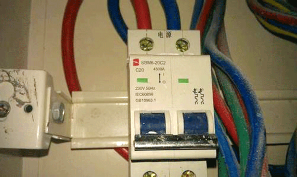 漏电保护装置是造成西安西玛电机频繁烧毁的原因。 漏电保护装置是造成西安西玛电机频繁烧毁的原因。
